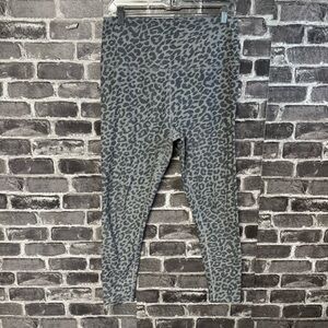Beyond Yoga leggings gray leopard print ankle